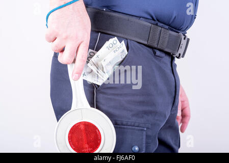 Annahme von Bestechungsgeldern von korrupten polnischen Polizisten Stockfoto