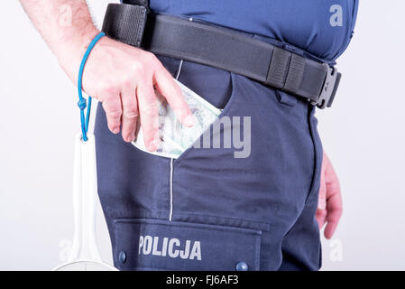 Annahme von Bestechungsgeldern von korrupten polnischen Polizisten Stockfoto