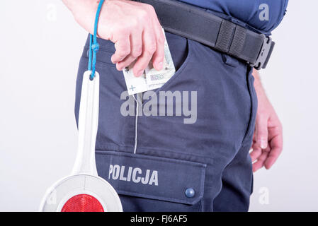Annahme von Bestechungsgeldern von korrupten polnischen Polizisten Stockfoto