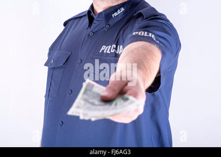 Annahme von Bestechungsgeldern von korrupten polnischen Polizisten Stockfoto