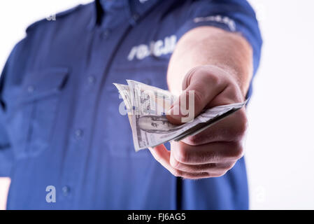 Annahme von Bestechungsgeldern von korrupten polnischen Polizisten Stockfoto