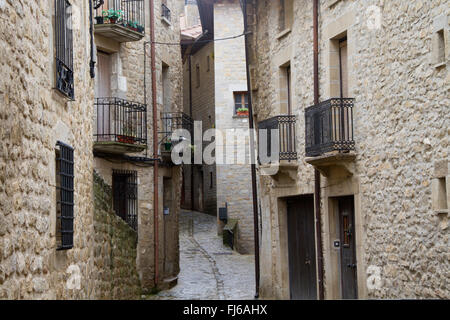 Schmale Straße in dem mittelalterlichen Dorf von Sos del Rey Catolico Spanien Stein Stockfoto