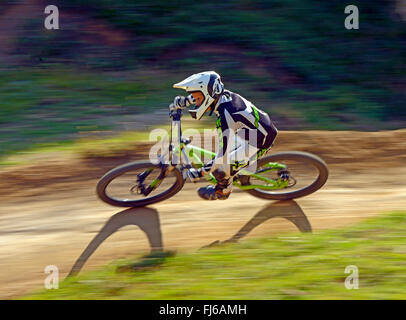 Mountainbiken auf einem Bergweg abwärts, Savoie, Frankreich, La Plagne Stockfoto