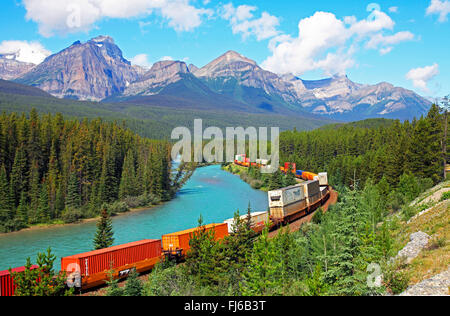 Bow River Valley Parkway, Güterzug, Banff Nationalpark, Kanada, Alberta Stockfoto