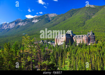 Bow River Valley mit Banff Springs Hotel, Banff Nationalpark, Alberta, Kanada Stockfoto