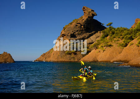 See-Kajak an Küsten Felsen Le ehemaliges, Frankreich, Provence, Calanques Nationalpark, Ciotat Stockfoto