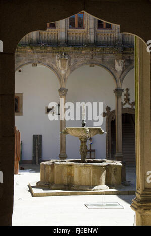 Innenhof mit Springbrunnen in dem Hostal de Los Reyes Catolicos, jetzt ein Luxus Parador Hotel Santiago De Compostela, S Stockfoto