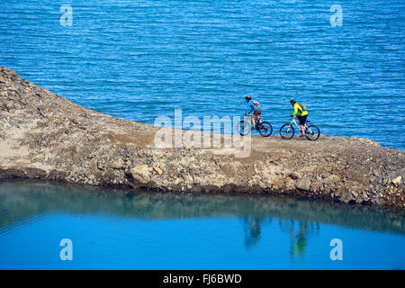 Mountainbike-Touren rund um Alp See Lac du Mont Cenis, Frankreich, Savoie Stockfoto