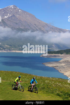 Mountainbike-Touren rund um Alp See Lac du Mont Cenis, Frankreich, Savoie Stockfoto