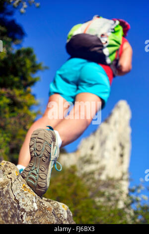 weibliche Wanderer vor Kalkstein Felsen Dentes de Montmirail, Frankreich, Provence, Vaucluse, Gigondas Stockfoto