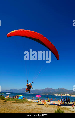 Gleitschirm Landung am Strand von Saint Florent, Korsika, Frankreich-Saint-Florent Stockfoto