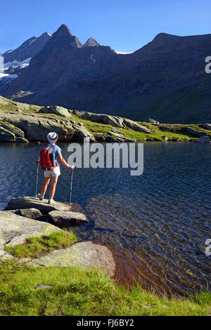 Berg-Wanderer stehend am Bergsee Lac de Pareis in der Nähe von Cirque Des Evettes, Frankreich, Savoyen, Nationalparks Vanoise Stockfoto