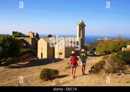 Wanderer auf dem wenig stillgelegten Dorf Occi, Frankreich, Korsika, Calvi Stockfoto