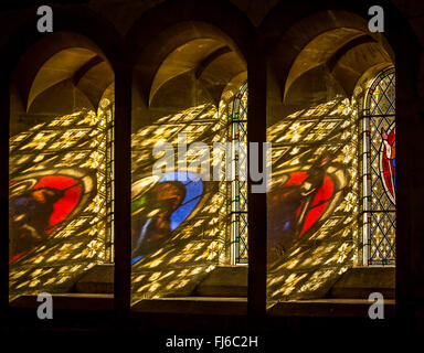 Sonnenschein durch kirchliche Staned Glasfenster Stockfoto