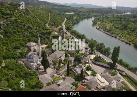 Pocitelj, Moschee, Fluss Neretva, Stadtmauer mit osmanischen Periode Häuser in einem natürlichen Karst Amphitheater, Bosnien und Herzegowina Stockfoto