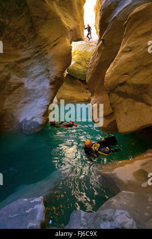 Canyoning in der Verdon-Schlucht am Ort namens Imbut, Frankreich, Provence, Grand Canyon Du Verdon Stockfoto