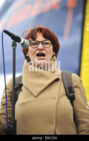 Christine Blower (General Secretary, National Union of Teachers) spricht auf dem Trafalgar Square nach der Demonstration stoppen Trident, Zentrum von London. Stockfoto