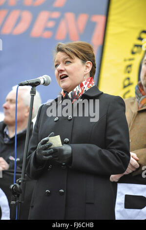 Leanne Wood AM (Führer von Plaid Cymru) spricht auf dem Trafalgar Square nach der Demonstration stoppen Trident, Zentrum von London. Stockfoto