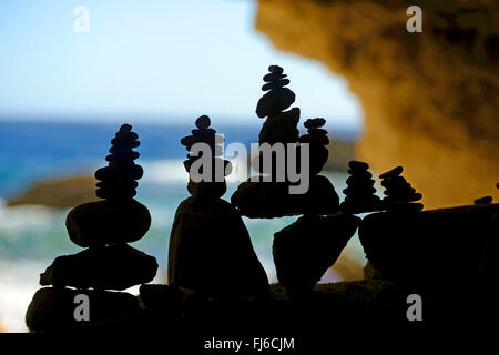 Cairns im Schatten an der felsigen Küste, Frankreich, Korsika, Bonifacio Stockfoto