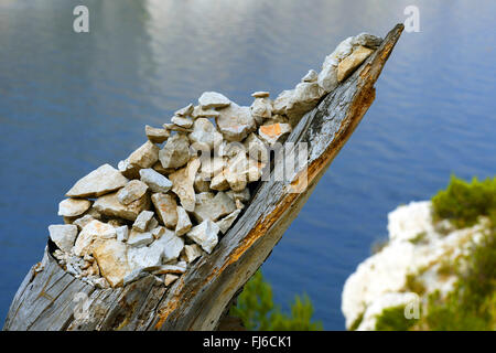 Steinen auf Baumstumpf, Frankreich, Calanques Nationalpark, Marseille Stockfoto