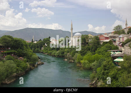 Mostar, Blick vom alten Brücke (Stari Most), den Fluss Neretva, Koski Mehmed Pasa Moschee, Bosnien und Herzegowina Stockfoto