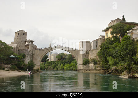 Stari Most (alte Brücke) und Koski Mehmed Pasa Moschee in Mostar, Bosnien und Herzegowina Stockfoto