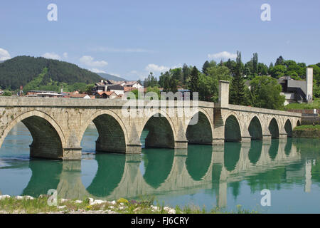 Brücke über die Drina (Mehmed-Paša Sokolović Brücke) in Višegrad, Bosnien und Herzegowina Stockfoto