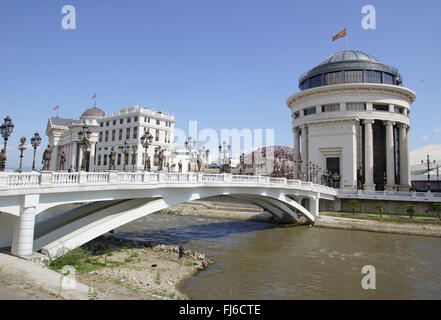 Neue Fußgängerbrücke (Kunst-Brücke) und neue finanzielle Polizeiamt in Skopje, Mazedonien
