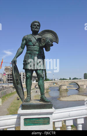 Statue von Alexander dem großen auf der neuen Fußgängerbrücke "Auge Brücke", alte Steinbrücke in den Rücken, Skopje, Mazedonien Stockfoto