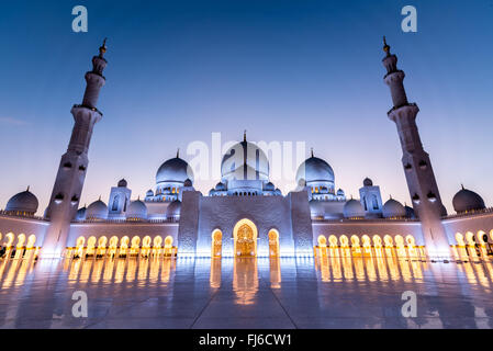 Hof der Scheich-Zayid-Moschee in Abu Dhabi bei Sonnenuntergang Stockfoto