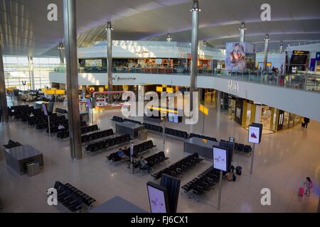 Die Einkaufs- und Wartebereich im neuen Terminal 2 am Londoner Flughafen Heathrow, London Stockfoto