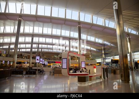 Die Einkaufsmöglichkeiten im neuen Terminal 2 am Londoner Flughafen Heathrow, London Stockfoto