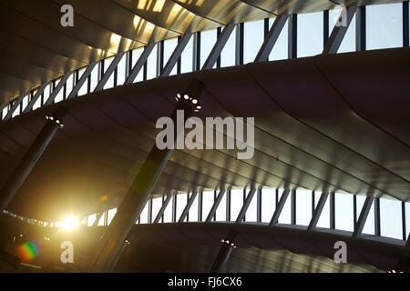 Die Sonne strahlend an der Decke und Fenster des neuen Terminal 2 am Londoner Flughafen Heathrow, London Stockfoto