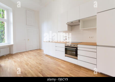 Leere Küche, frisch renovierte Wohnung Stockfoto