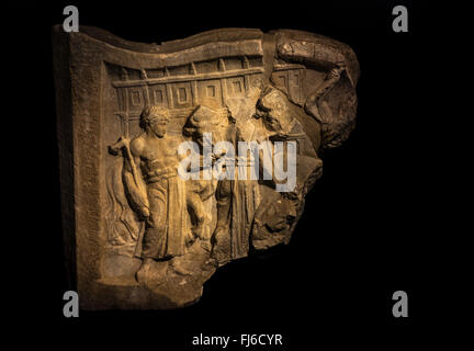 Relief-Fragment zeigt das Opfer des Ochsen bei Eröffnung des Amphitheaters Santa Maria Capua Vetere, Italien, 175-225 Stockfoto