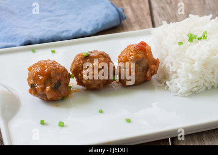 spanische Tapa von Frikadellen in hausgemachter Tomatensauce und gekochtem Reis Stockfoto