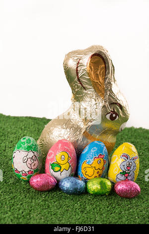 Ostereier auf dem Rasen Schokolade Stockfoto