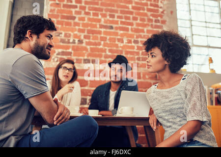 Porträt der jungen Freunde sitzen in einem Café-Tisch und reden. Gruppe von Jugendlichen in einem Café treffen. Stockfoto