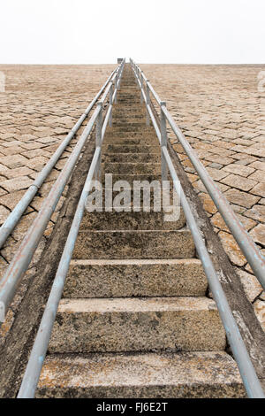 Endlose Treppe auf einem Damm Stockfoto