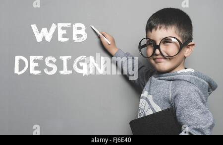 WEB, junge mit Brille und lustige Geste schreiben an der Tafel des Textes Webdesign Stockfoto