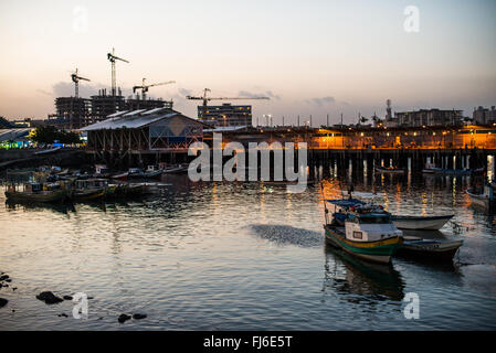 PANAMA-STADT, Panama — Abenddämmerung am Ufer von Panama-Stadt, Panama, an der Panama-Bucht. Stockfoto