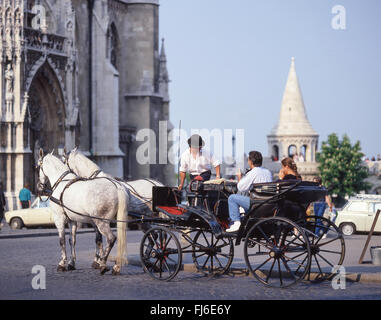 Paar, Reiten auf Pferdekutsche außerhalb Matthiaskirche, das Burgviertel, Budaer, Budapest, Ungarn Stockfoto