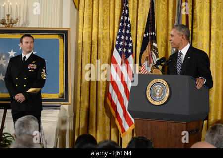 Washington, District Of Columbia, USA. 29. Februar 2016. 29.02.16 das Weiße Haus - Washington DC. Präsident Barack Obama vergibt die Medal Of Honor an Senior Chief Special Warfare Betreiber Edward Byers, US Navy. Er erhält es für seine mutigen Taten während seiner Zeit als Teil eines Teams, das einen amerikanischen Zivilisten als Geiseln in Afghanistan am 8. / 9. Dezember 2012 gehalten gerettet. Fotos von:-ImageCatcher News © Christy Bowe/Globe Fotos/ZUMA Draht/Alamy Live News Stockfoto