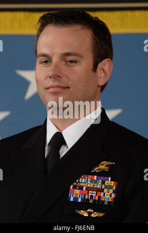 Washington, District Of Columbia, USA. 29. Februar 2016. 29.02.16 das Weiße Haus - Washington DC. Präsident Barack Obama vergibt die Medal Of Honor an Senior Chief Special Warfare Betreiber Edward Byers, US Navy. Er erhält es für seine mutigen Taten während seiner Zeit als Teil eines Teams, das einen amerikanischen Zivilisten als Geiseln in Afghanistan am 8. / 9. Dezember 2012 gehalten gerettet. Fotos von:-ImageCatcher News © Christy Bowe/Globe Fotos/ZUMA Draht/Alamy Live News Stockfoto