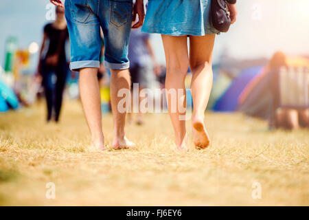 Nicht erkennbare Teenager-Paar, Zeltfestival, sonnigen Sommer, Beine Stockfoto