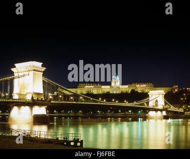 Der "Kettenbrücke" und der Königspalast über Donau bei Dämmerung, Pest, Budapest, Ungarn Stockfoto