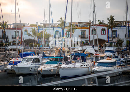 Puerto de Mogan, Gran Canaria, Insel, Spanien - 8. Dezember 2015: der kleine Hafen mit Yachten und Boote in Puerto de Mogan Vill Stockfoto