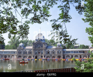 Boote mieten am City-Park-See, Stadtwäldchen (Városliget), Zugló Bezirk, Budapest, Ungarn Stockfoto