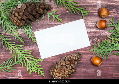 Weihnachtskarte auf einem Holztisch Stockfoto