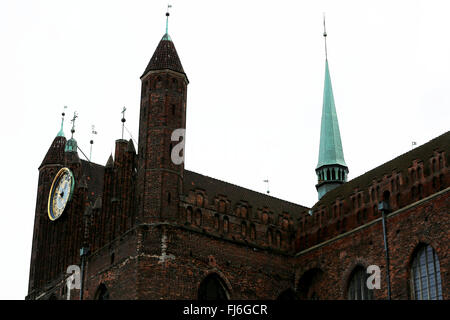 Danzig, Polen. 29. Februar 2016. Die Marienkirche in der Altstadt in Danzig ist vermutlich die größte Backsteinkirche der Welt. Der innere Tresor unterstützt 37 Windows, mehr als 300 Grabsteine und 31 Kapellen. Es bietet Platz für bis zu 25.000 Personen das war nützlich während der Zeit des Kriegsrechts zwischen 1981 und 1983 als Mitglieder der Solidarność-Bewegung hier Zuflucht gesucht. Die Kirche kann durch sieben Tore mit interessanten Namen wie die Geldbörse Maker Tür zugegriffen werden. © Anna Ferensowicz / pazifische Presse/Alamy Live News Stockfoto